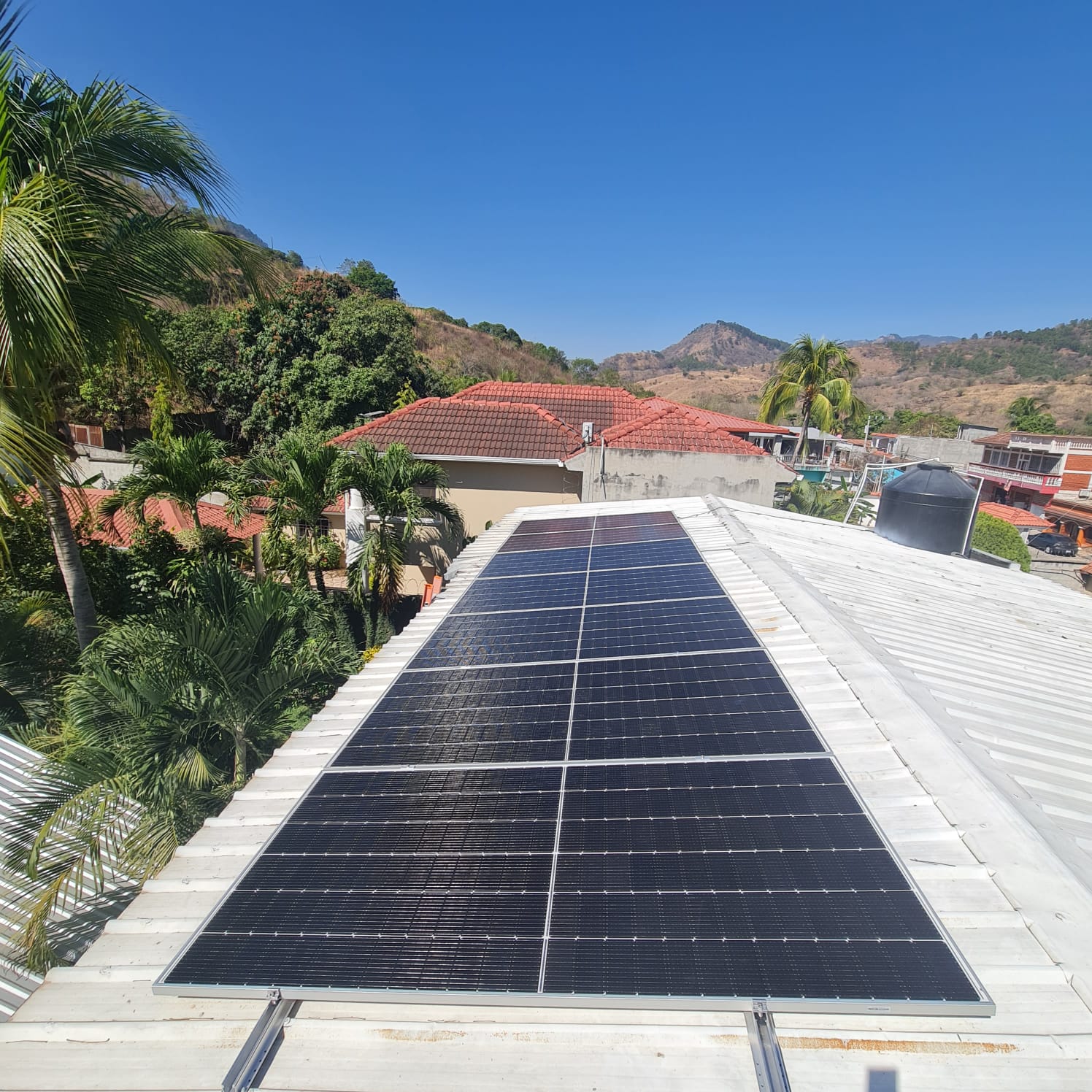 Beneficios de la energía solar para el hogar, incluyendo reducción de costos energéticos, autosuficiencia y contribución al medio ambiente."